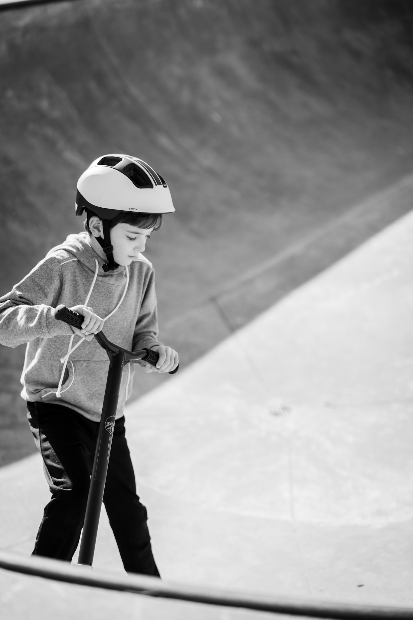 Boy on scooter in skatepark, Jongen op step in skatepark