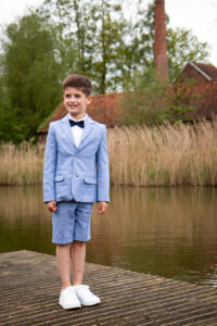 Communie jongen, wandelpad, vijver