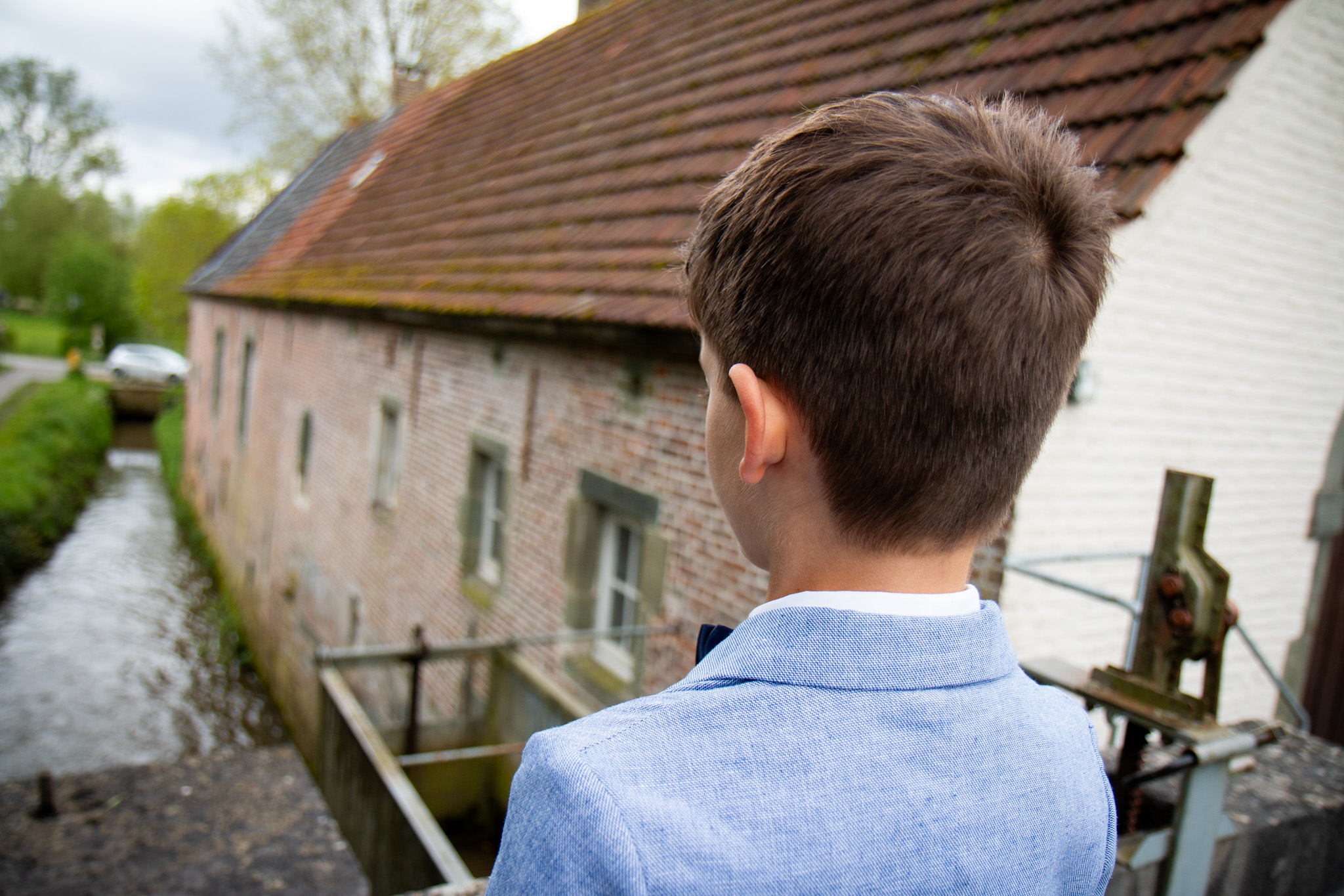 Communie jongen, watermolen