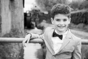 Communie jongen, watermolen, zwartwit