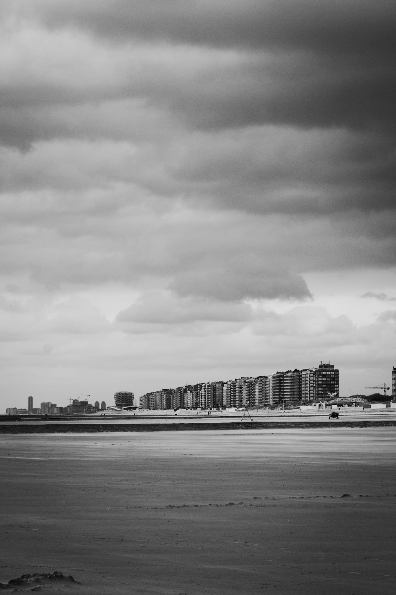 Incoming storm ar beach side, black and white, landscape